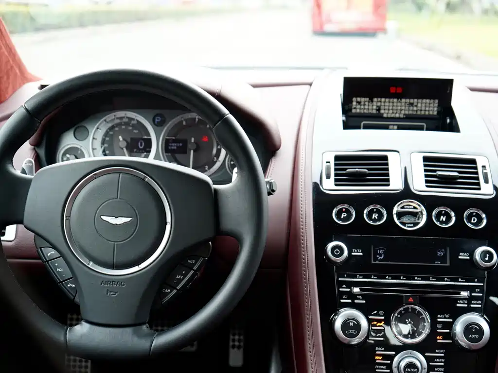 Aston Martin Rapide 2016 — фото 11