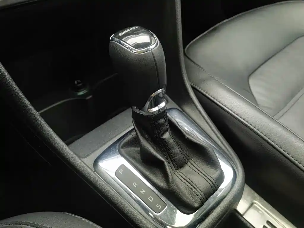Skoda Rapid Spaceback 2015 — фото 13