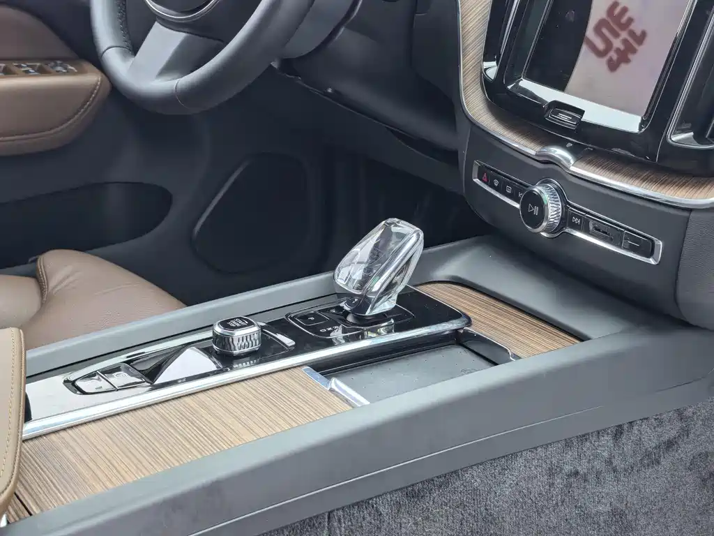 Volvo XC60 2023 — фото 24