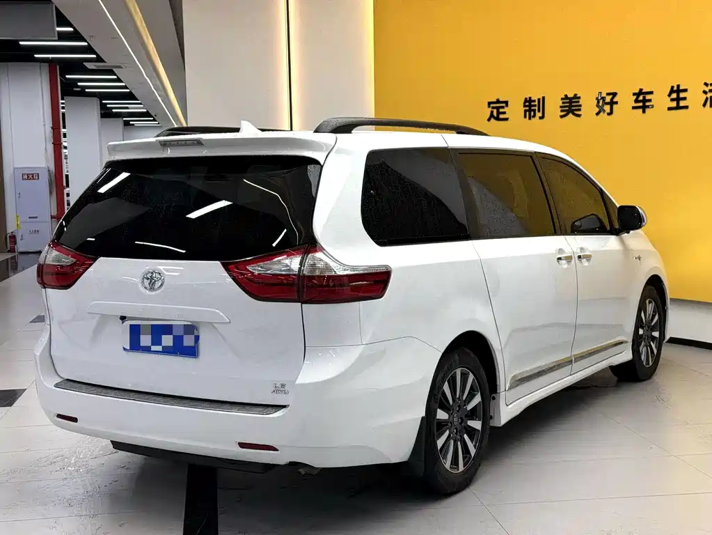 Toyota Sienna 2018 — фото 14