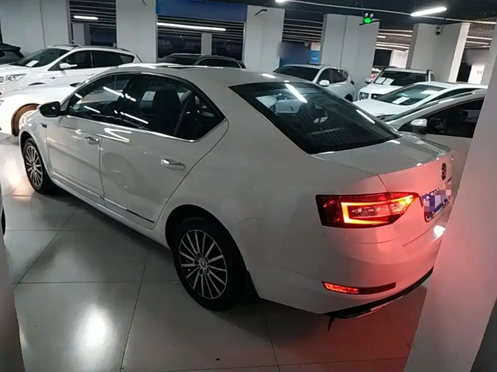 Skoda Octavia 2018 — фото 5
