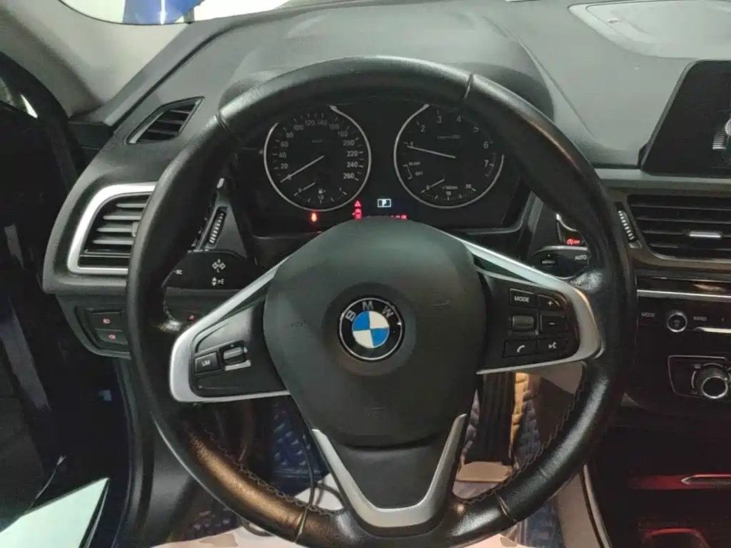 BMW 1 Series 2017 — фото 11