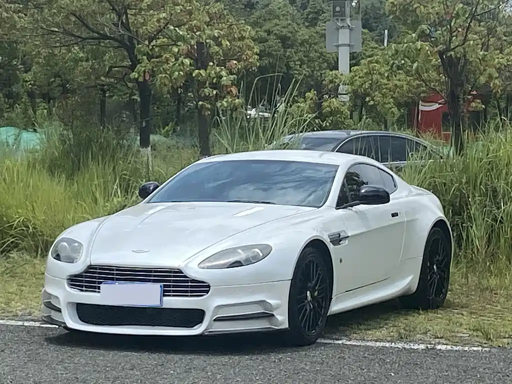 Aston Martin V8 Vantage 2014 — фото 1