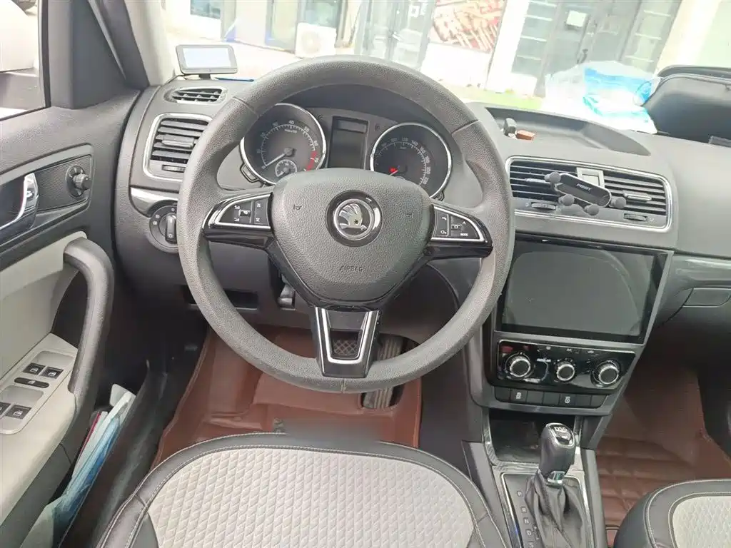 Skoda Yeti 2016 — фото 11