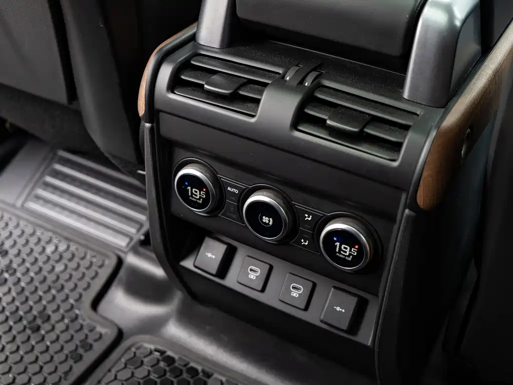 Land Rover Defender 2021 — фото 18