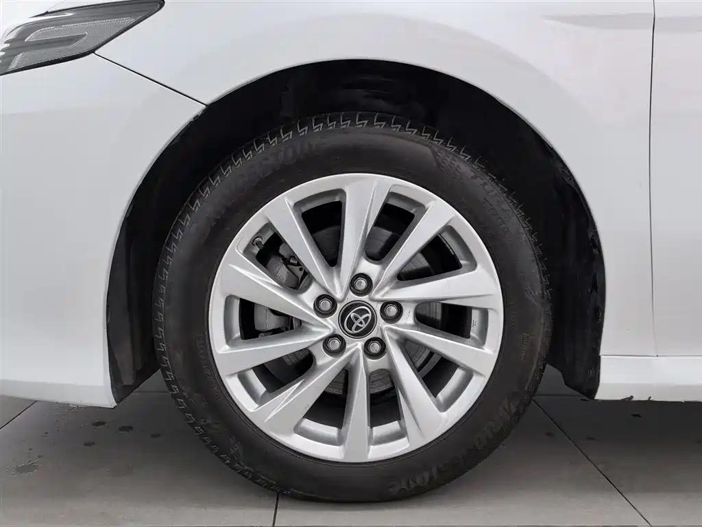 Toyota Camry 2023 — фото 17