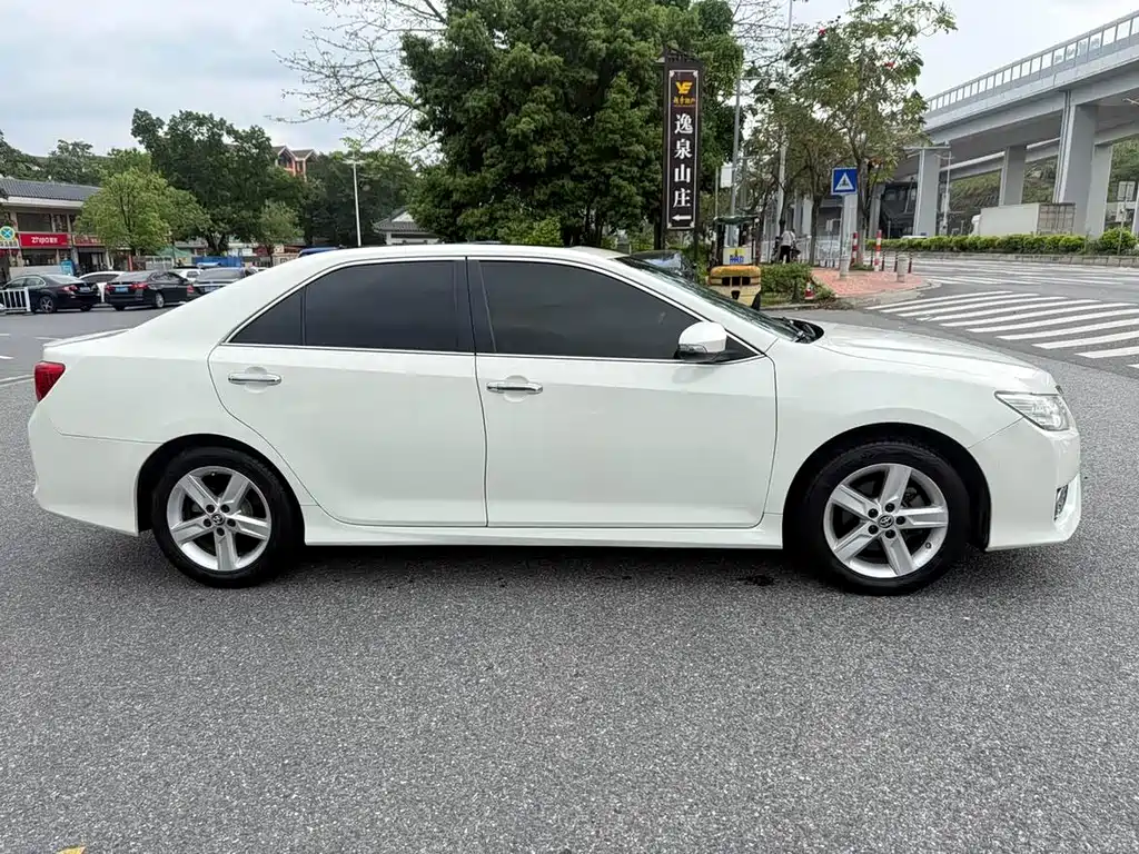 Toyota Camry 2014 — фото 4