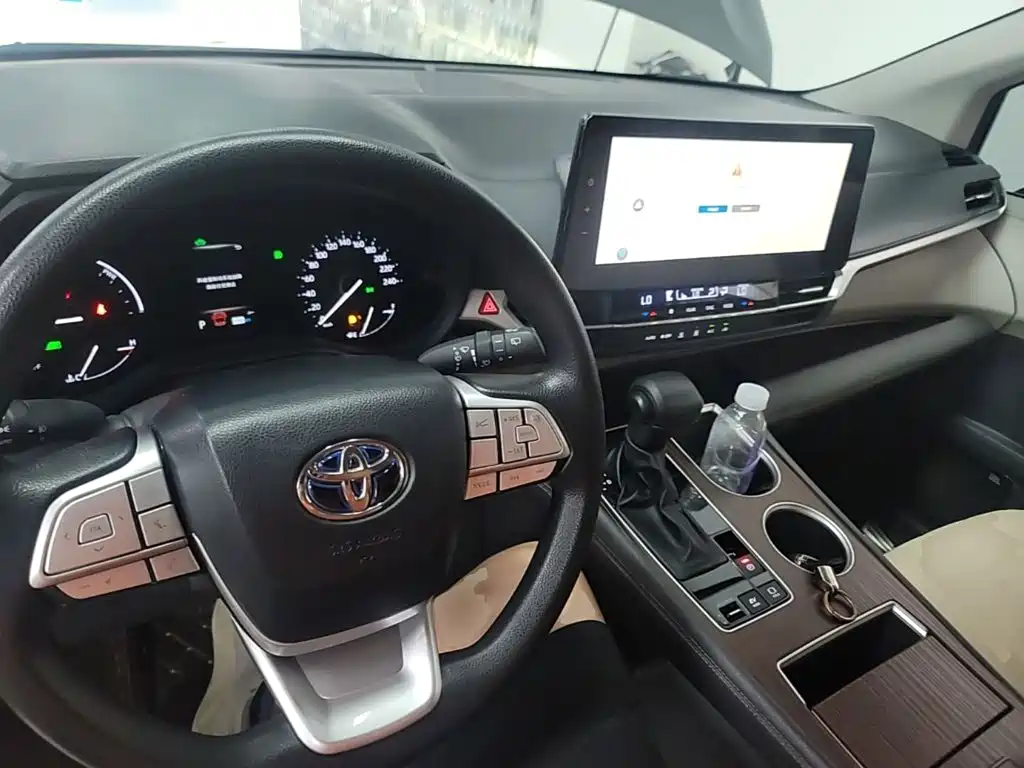 Toyota Granvia 2023 — фото 10