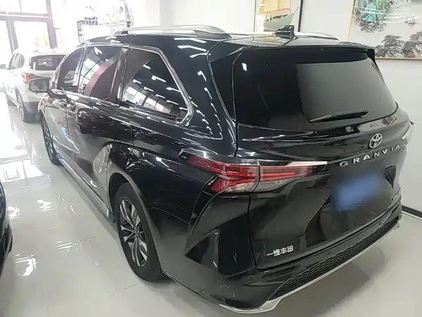 Toyota Granvia 2023