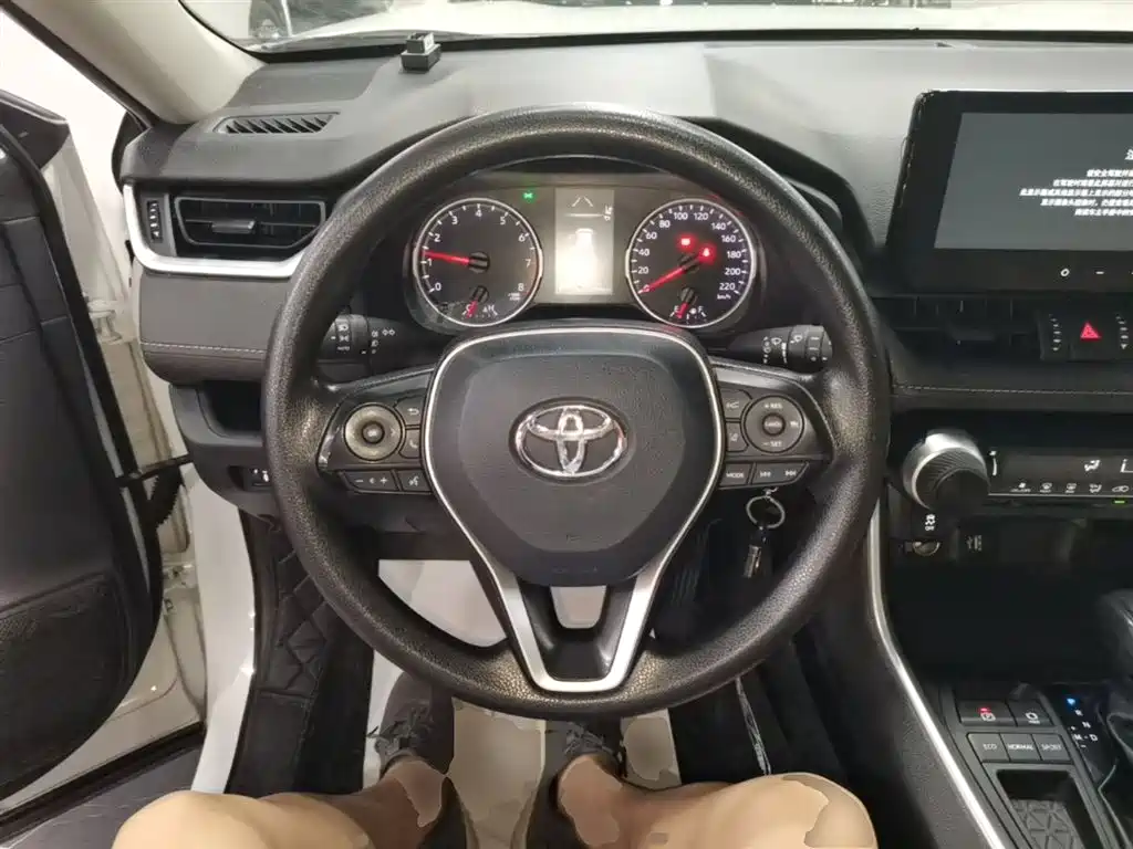 Toyota RAV4 2023 — фото 11