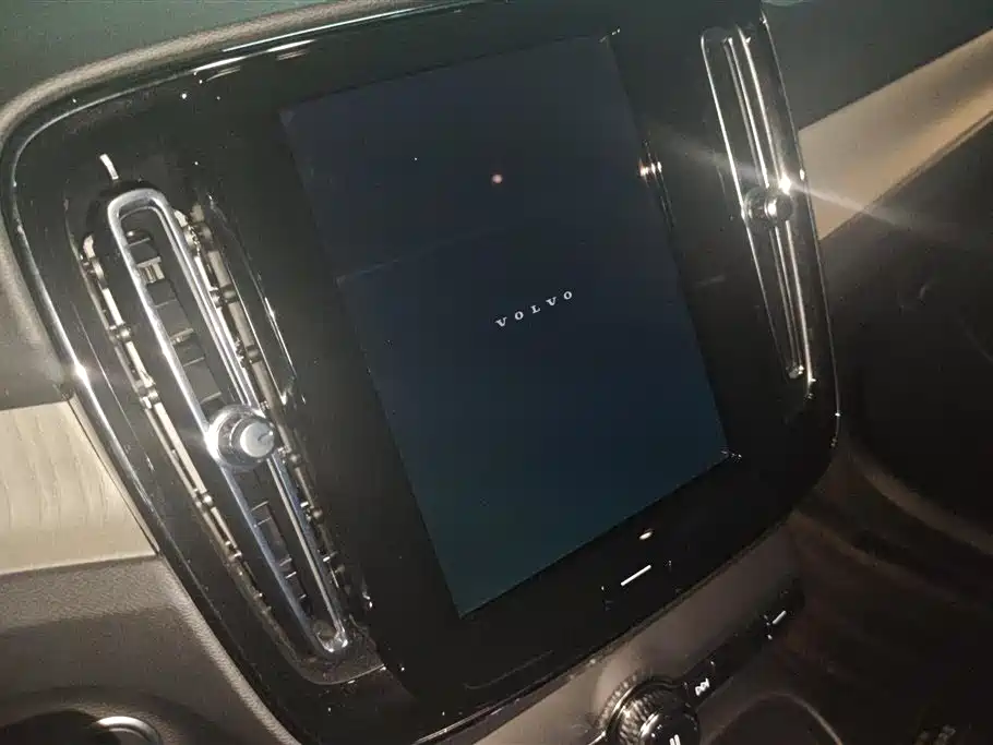 Volvo XC40 2023 — фото 13