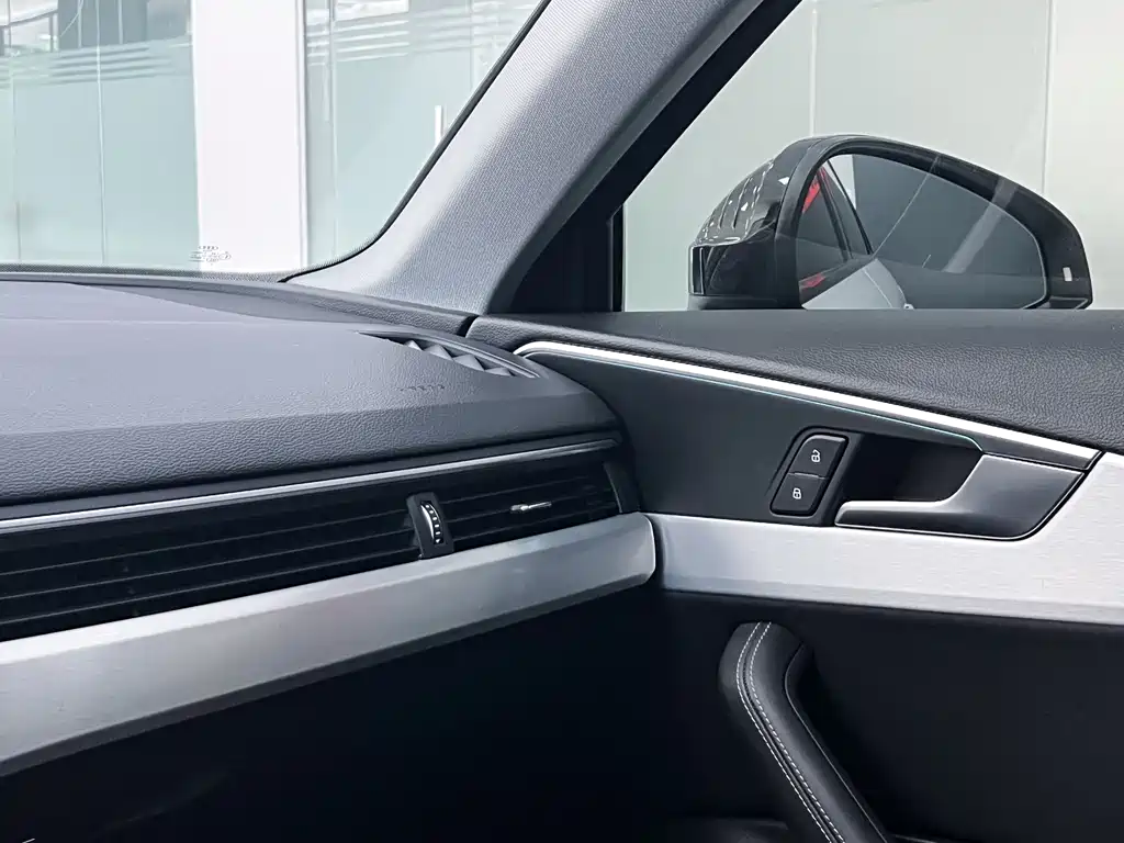 Audi A4L 2023 — фото 12