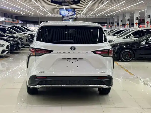 Toyota Granvia 2023
