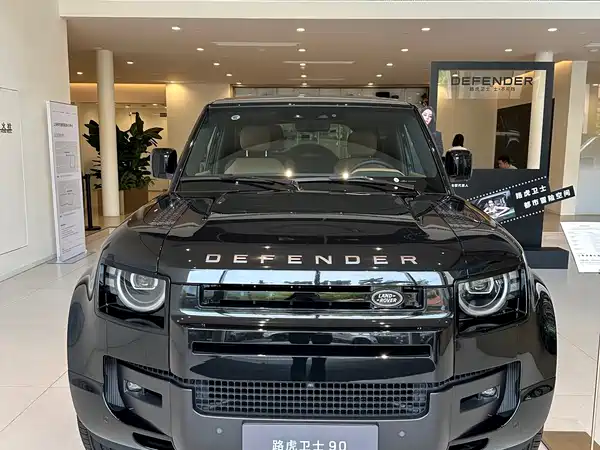 Land Rover Defender 2025