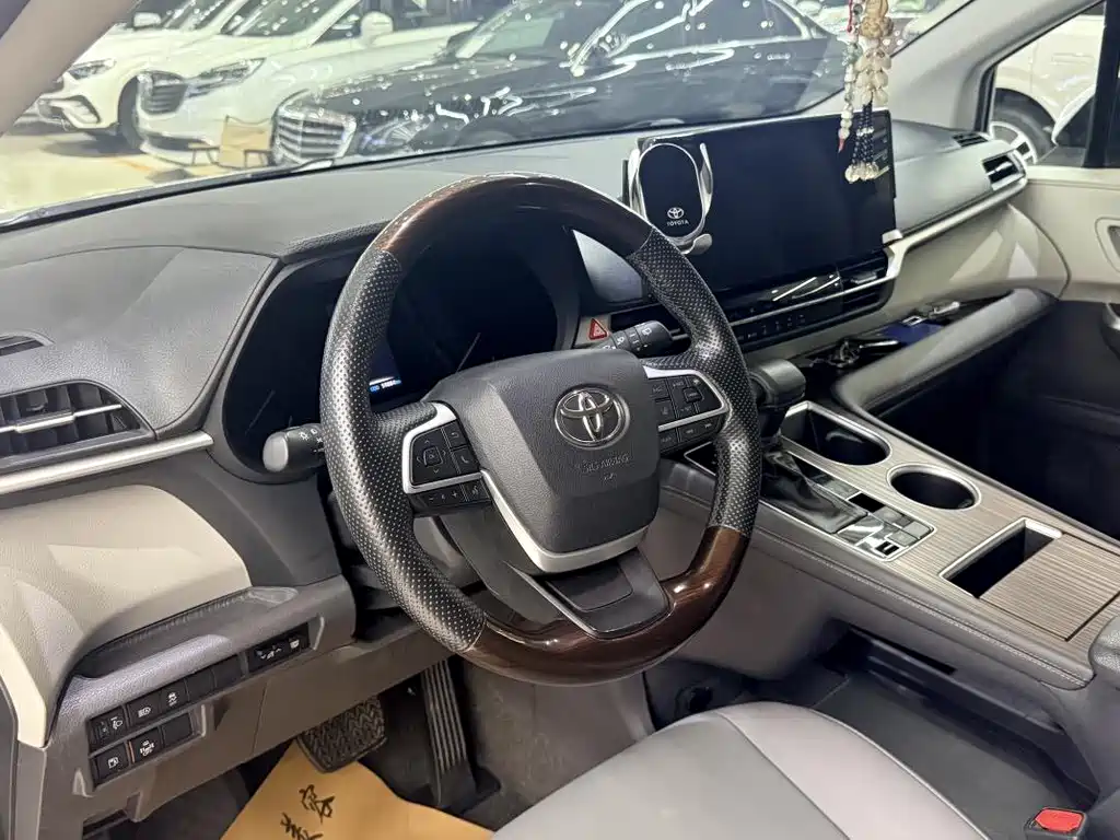 Toyota Granvia 2023 — фото 10