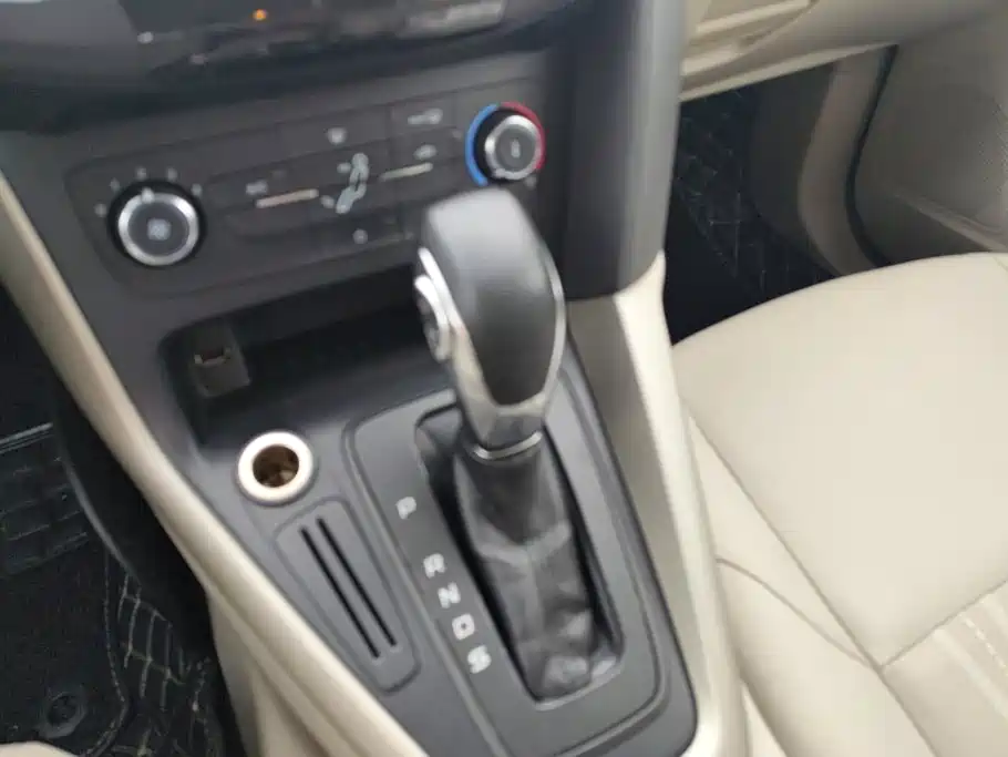 Ford Focus 2015 — фото 16