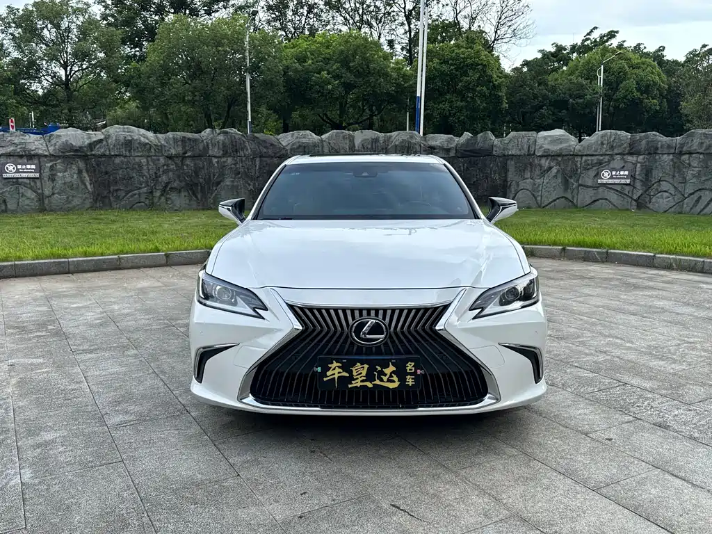 Lexus ES 2018 — фото 2