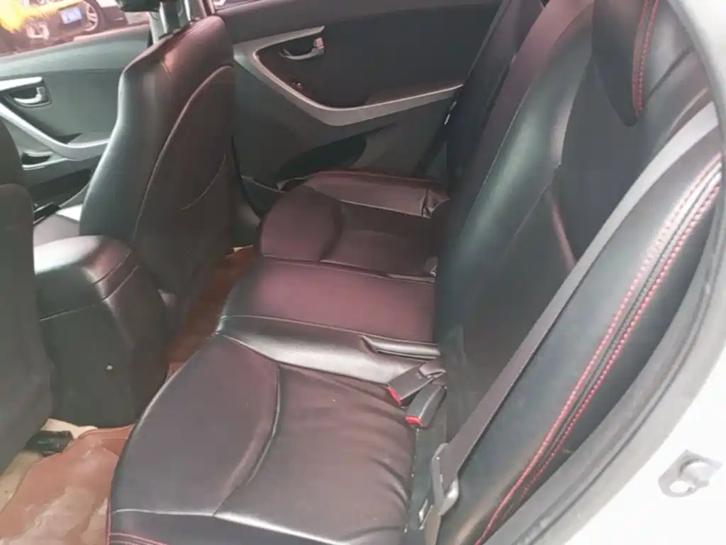 Hyundai Elantra 2016 — фото 17