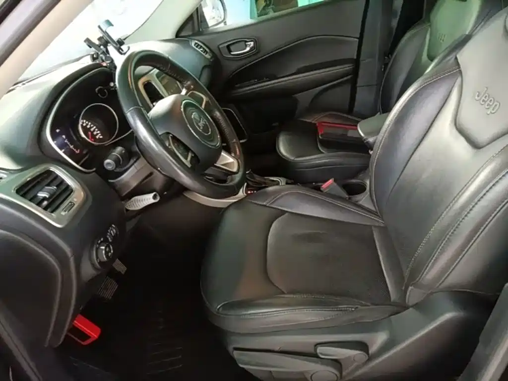 Jeep Compass 2017 — фото 15