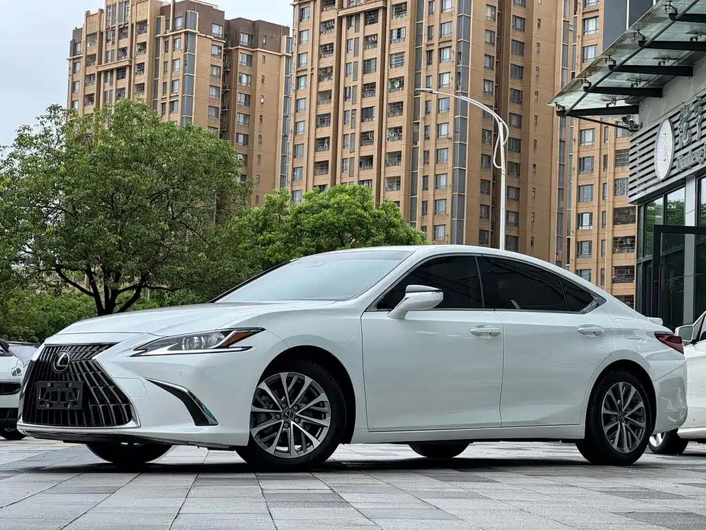 Lexus ES 2023