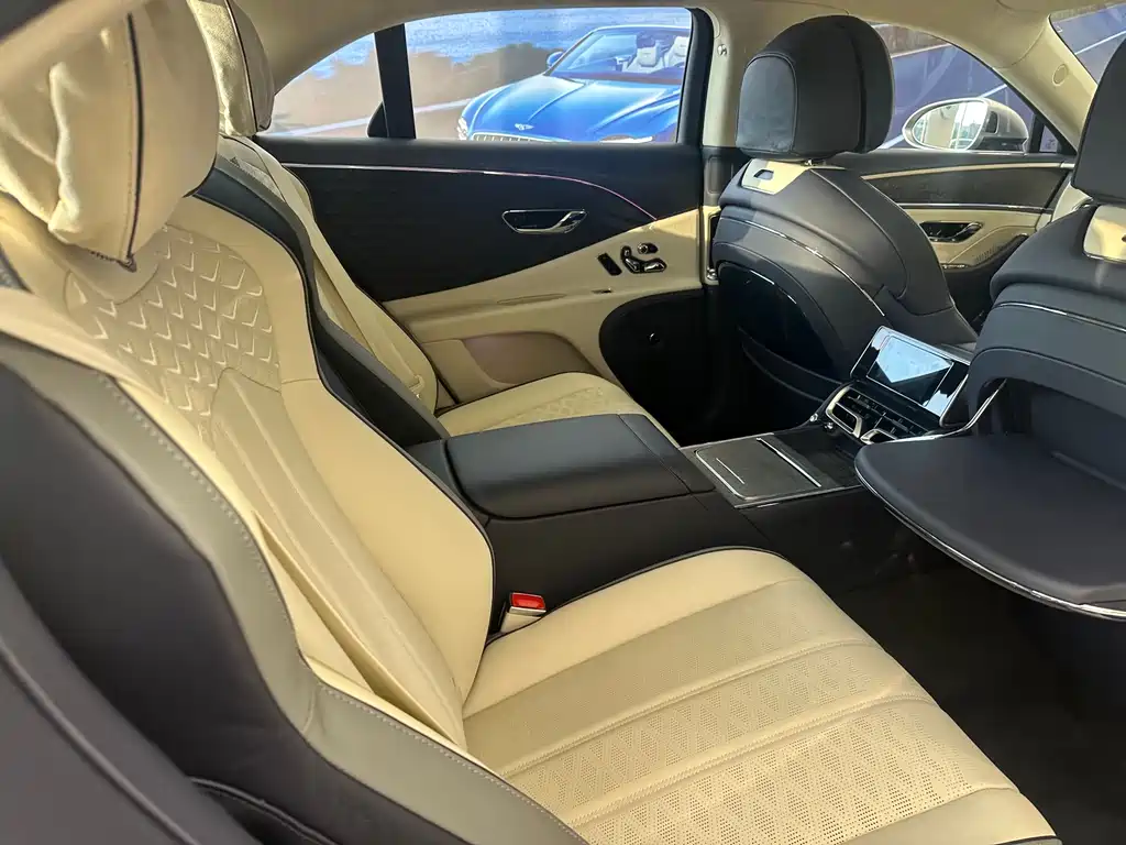 Bentley Flying Spur — фото 8