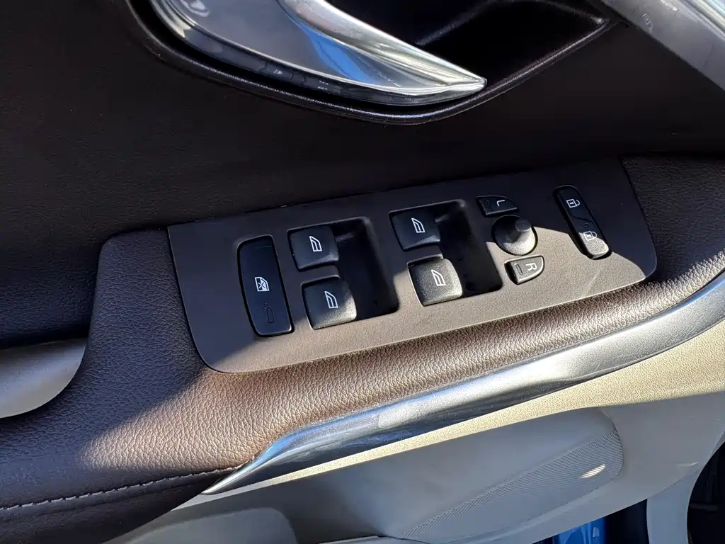 Volvo V40 2015 — фото 11