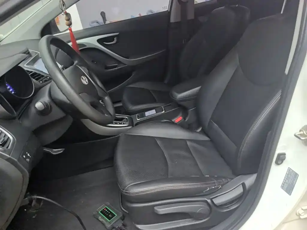 Hyundai Elantra 2016 — фото 15