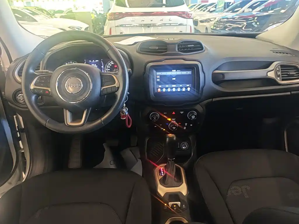 Jeep Renegade 2019 — фото 10