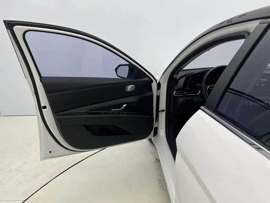Hyundai Elantra 2023 — фото 16
