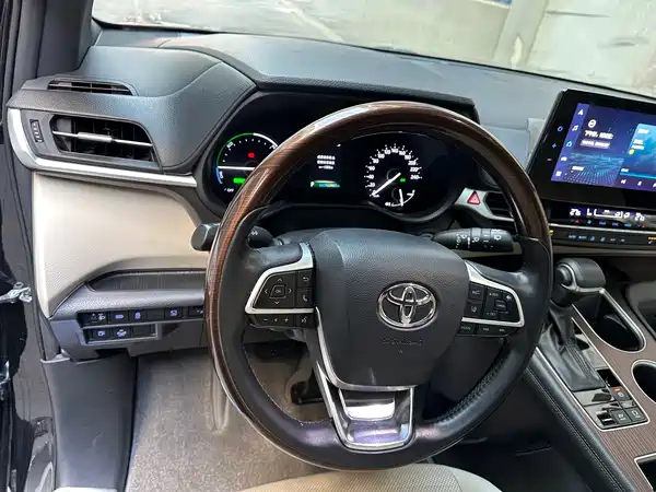 Toyota Granvia 2023