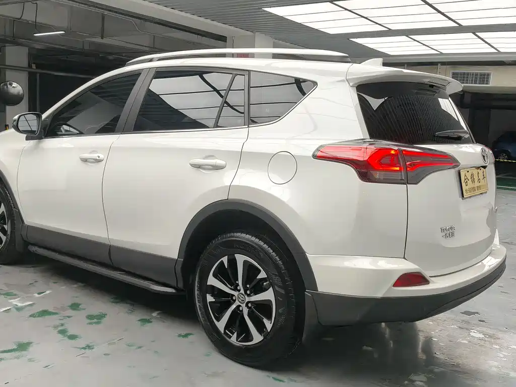 Toyota RAV4 2019 — фото 6