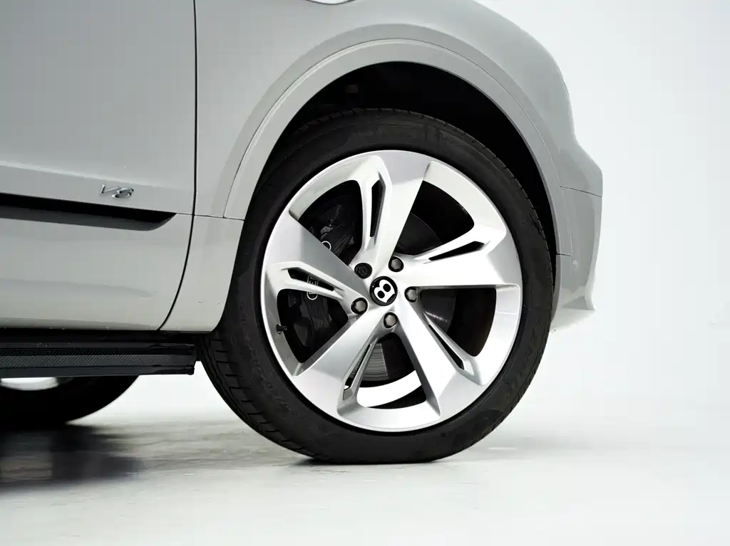 Bentley Bentayga 2021 — фото 15