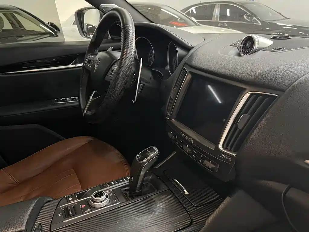 Maserati Levante 2019 — фото 20