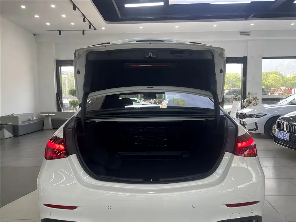 Mercedes-Benz C-Class 2025 — фото 14