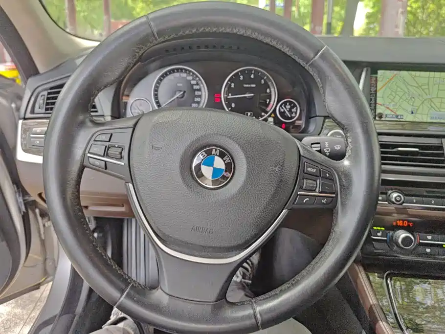 BMW 5 Series 2018 — фото 15