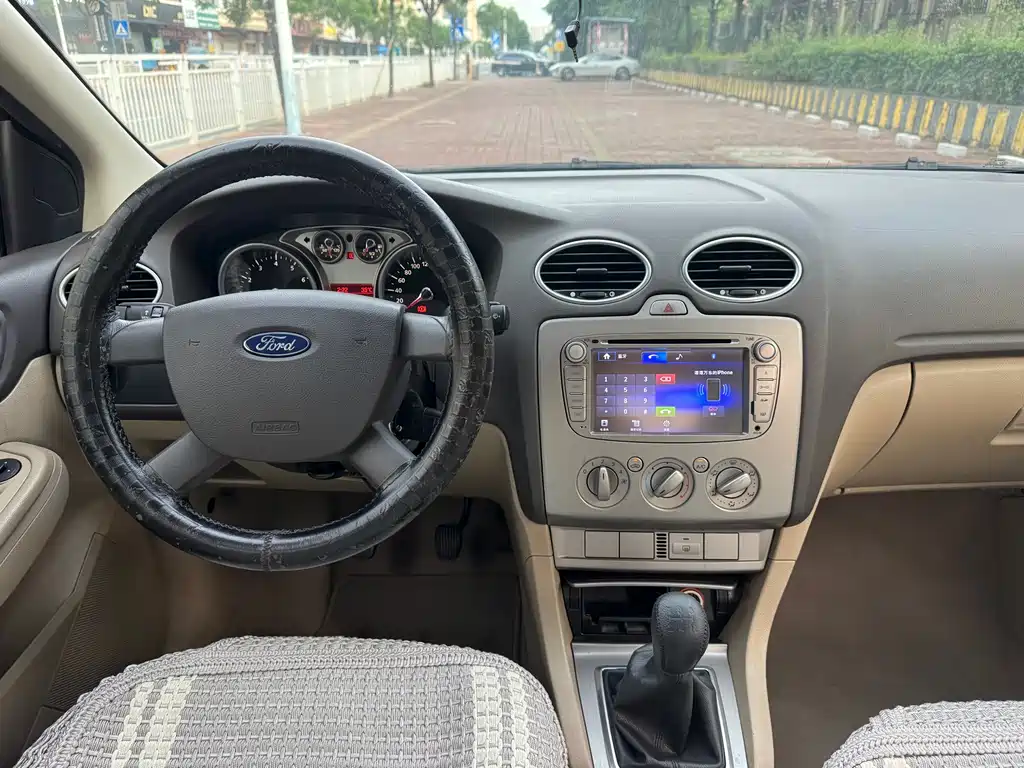 Ford Focus 2014 — фото 14