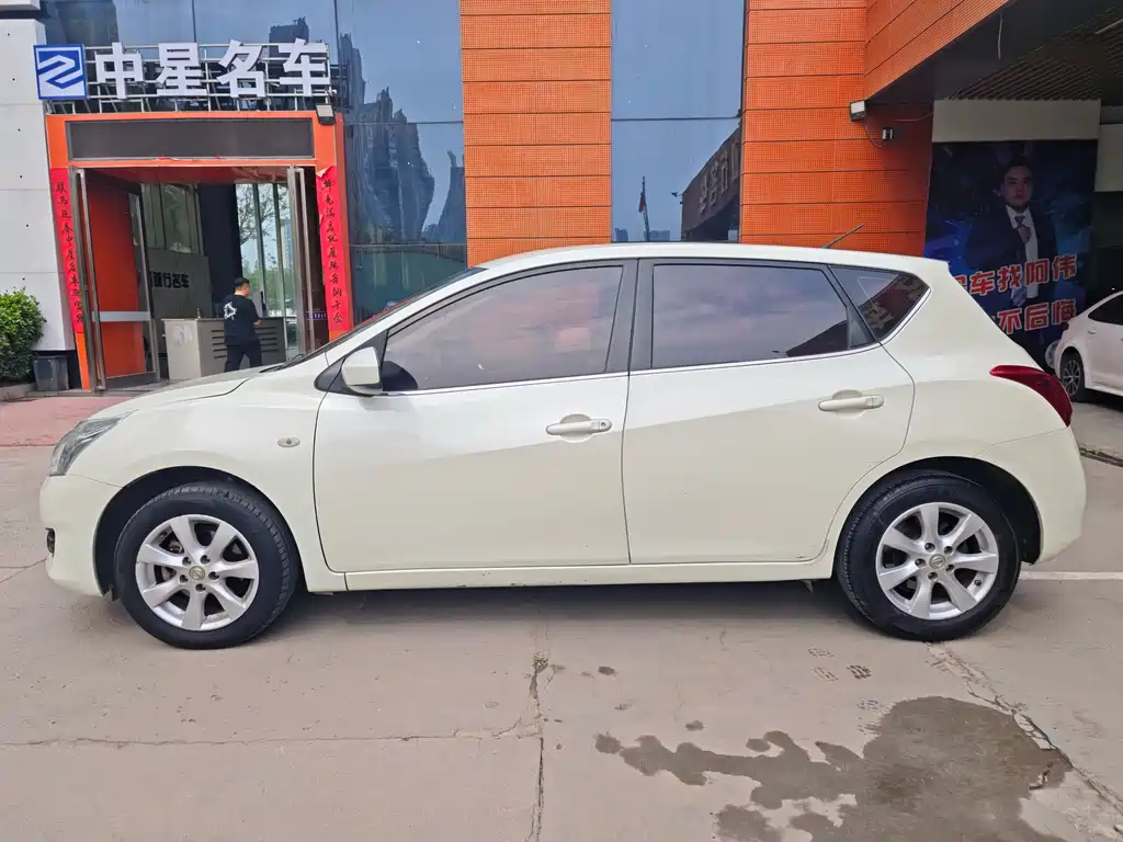 Nissan Tiida 2015 — фото 7