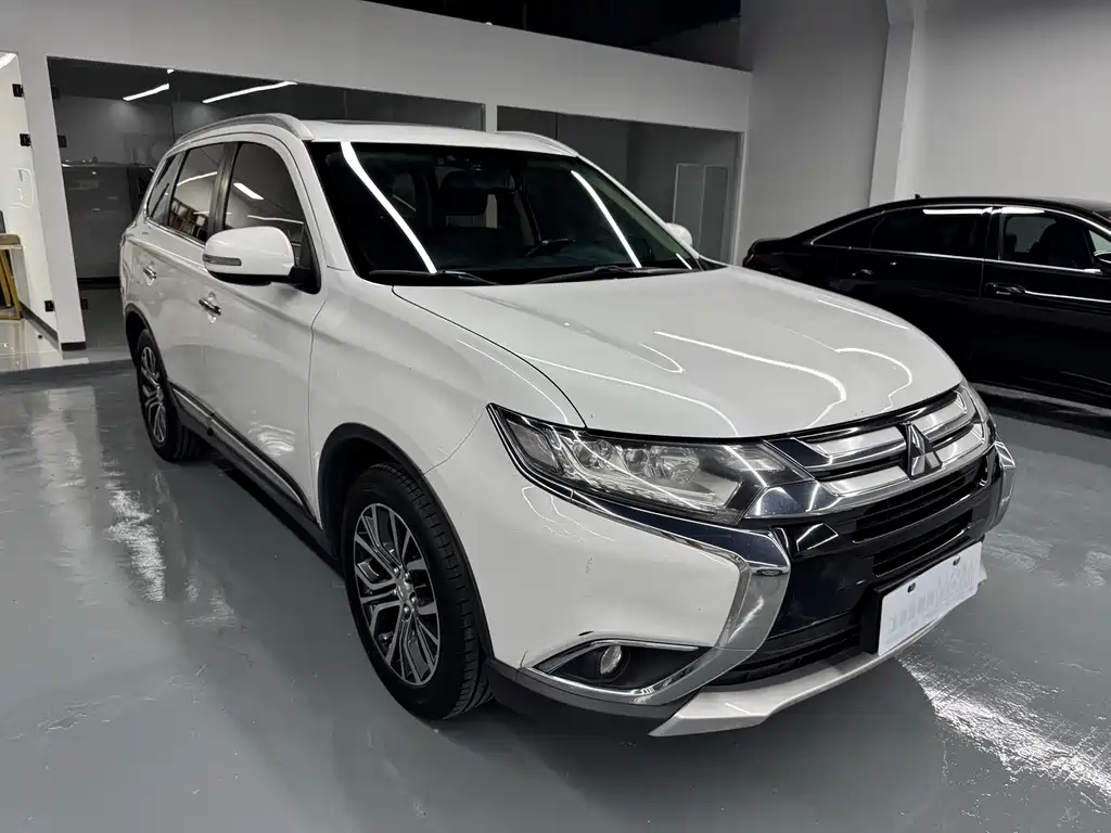 Mitsubishi Outlander 2018 — фото 3