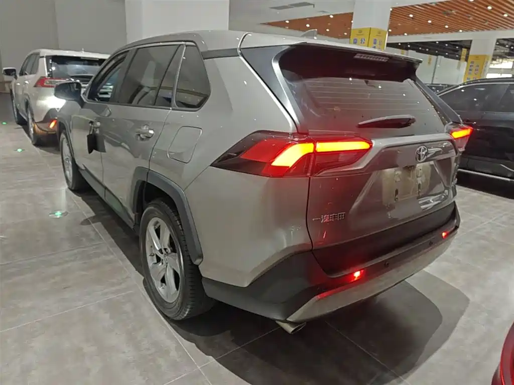 Toyota RAV4 2021 — фото 5