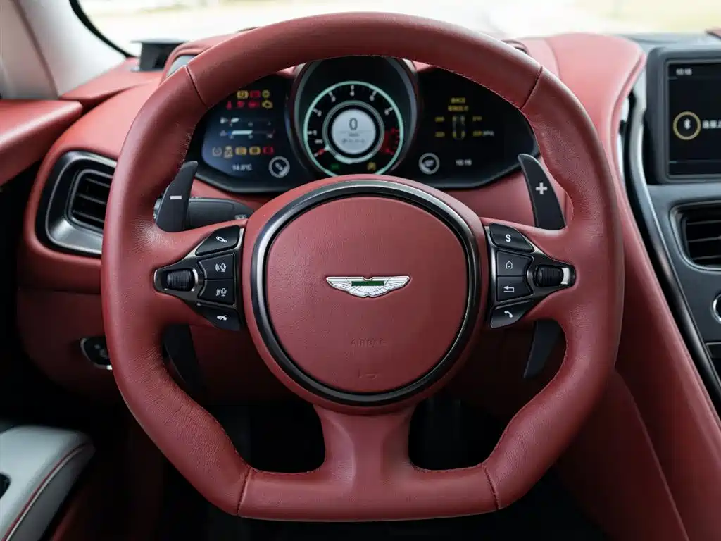 Aston Martin DBS 2019 — фото 11