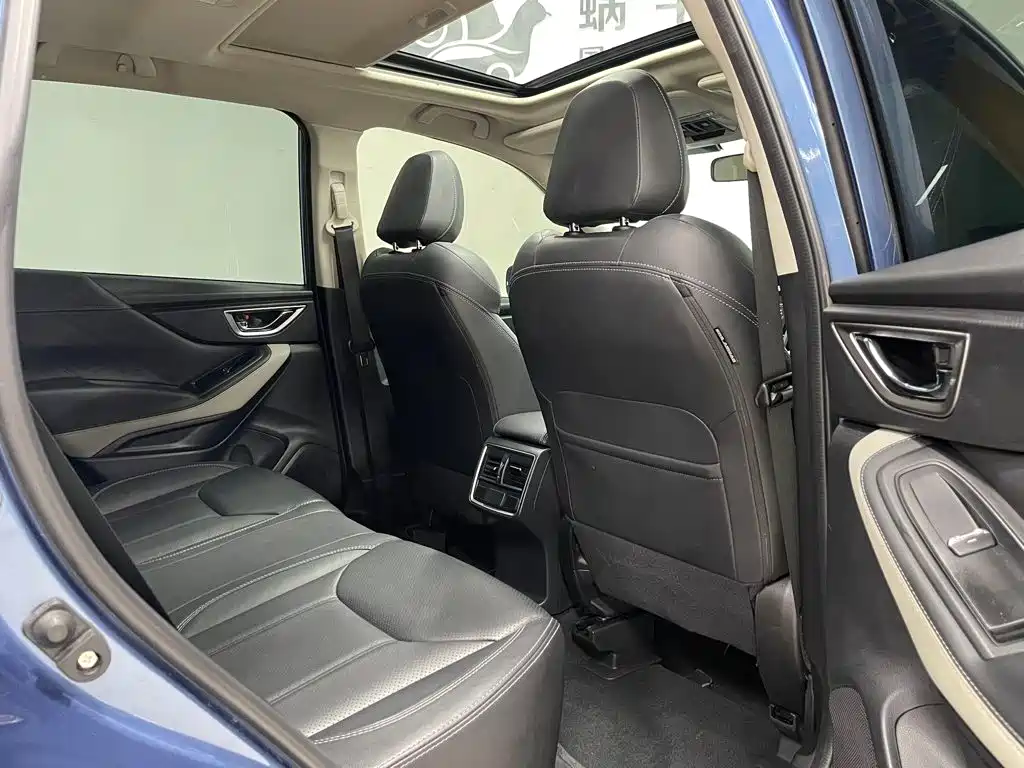 Subaru Forester 2023 — фото 8