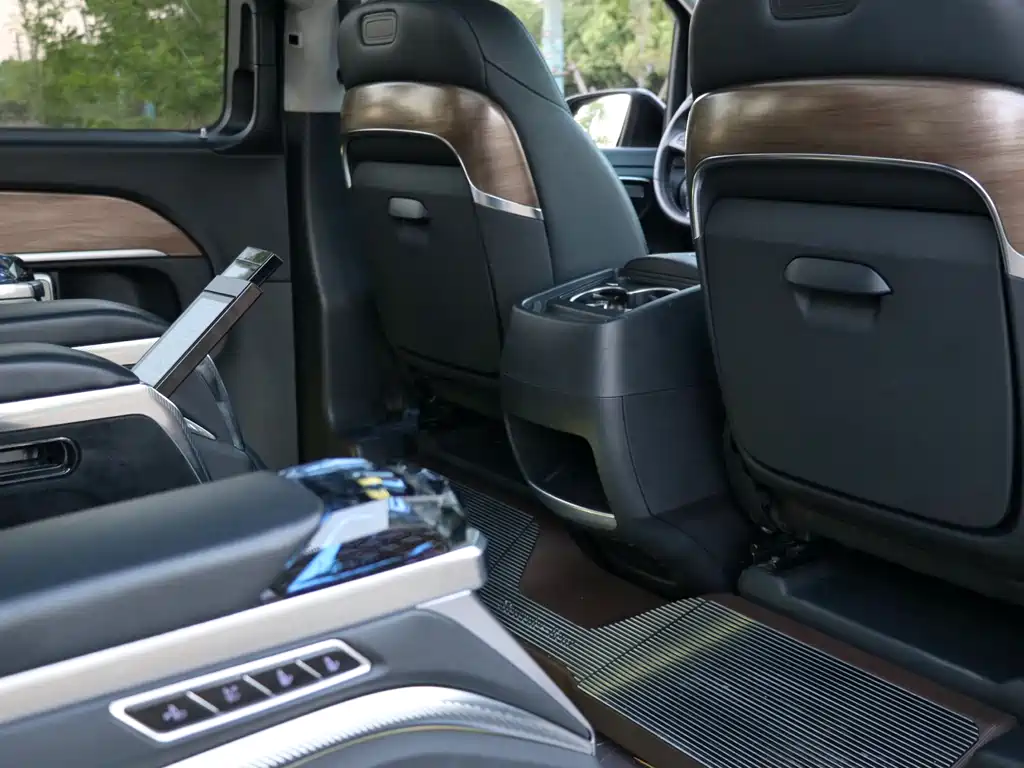Mercedes-Benz V-Class 2023 — фото 29