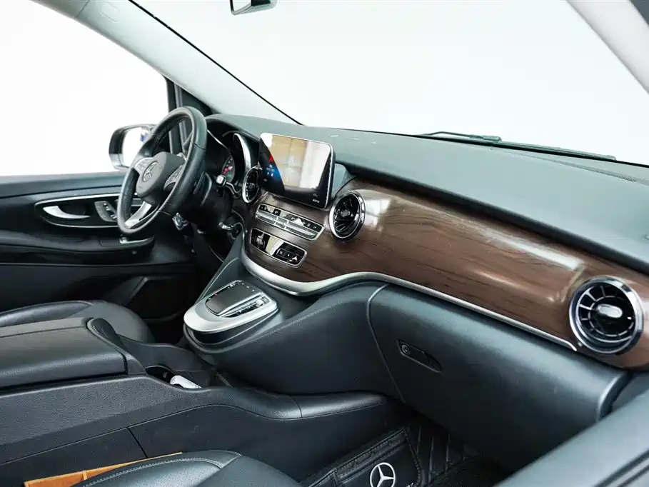 Mercedes-Benz V-Class 2021 — фото 17