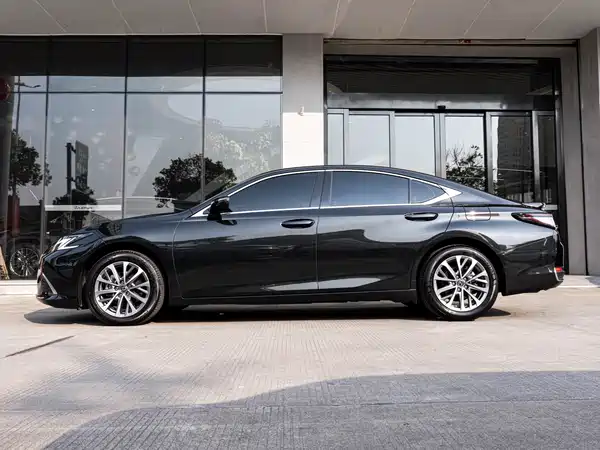 Lexus ES 2025
