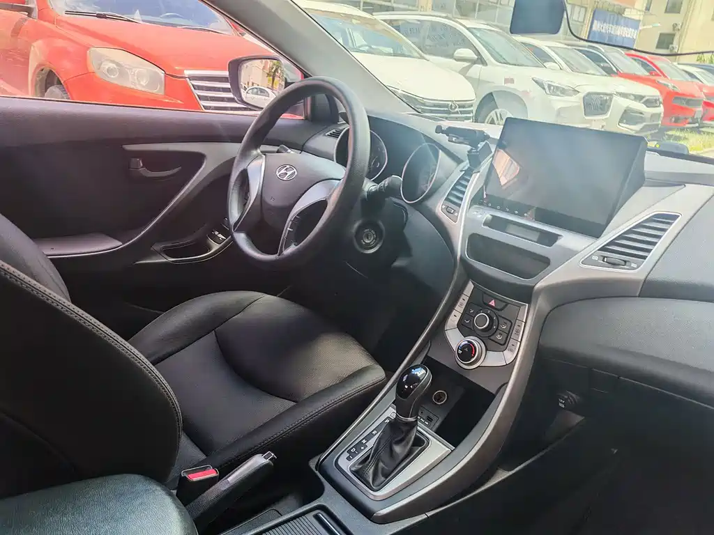 Hyundai Elantra 2016 — фото 17