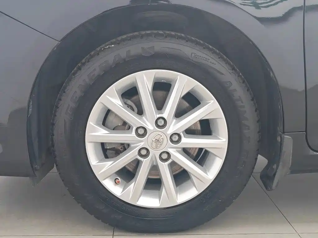 Toyota Camry 2015 — фото 17