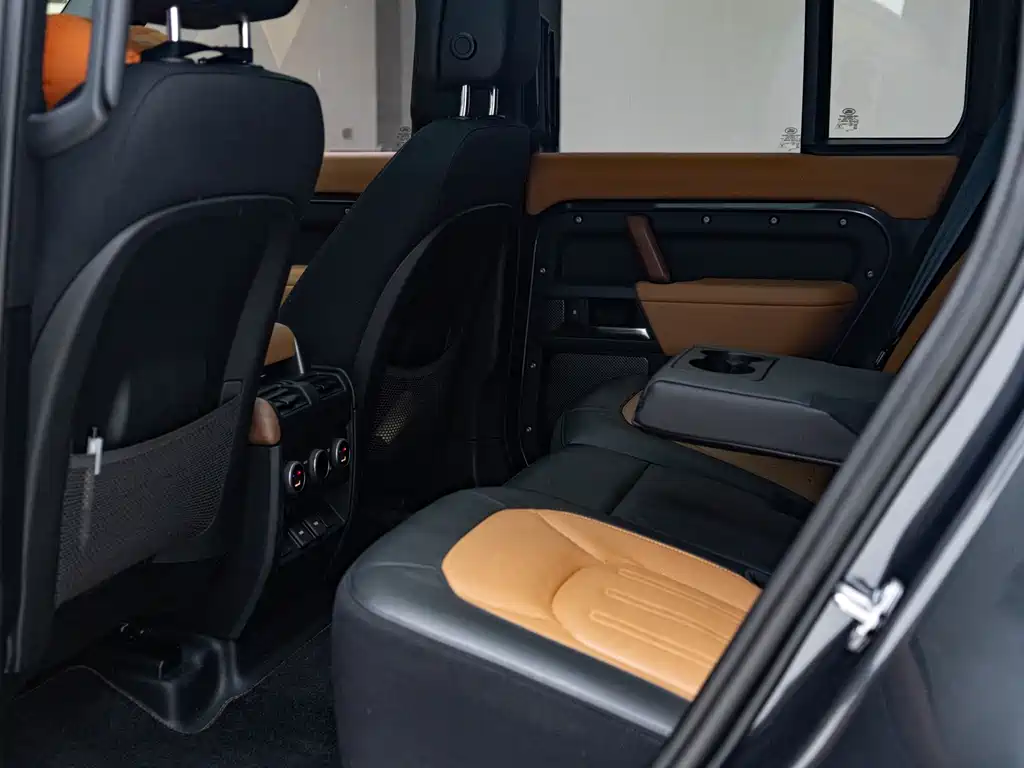 Land Rover Defender 2023 — фото 11