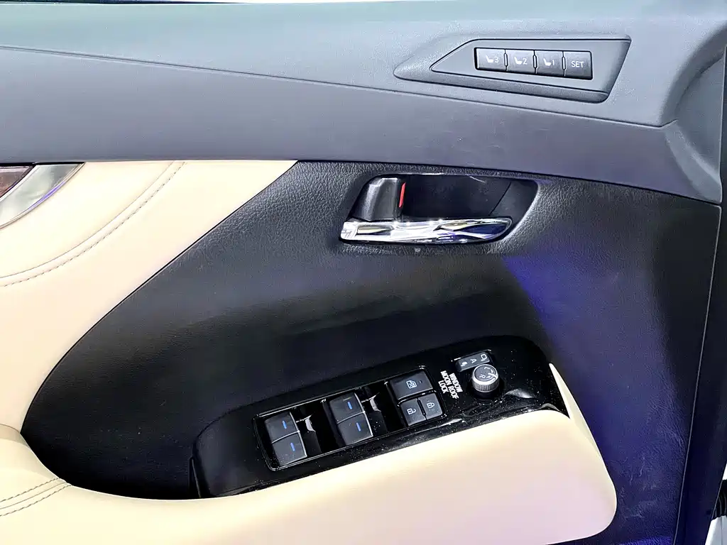 Toyota Alphard 2023 — фото 19