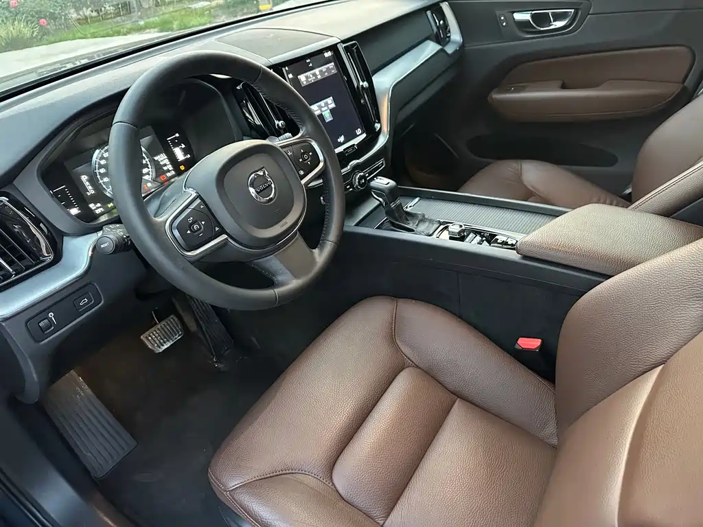 Volvo XC60 2020 — фото 12