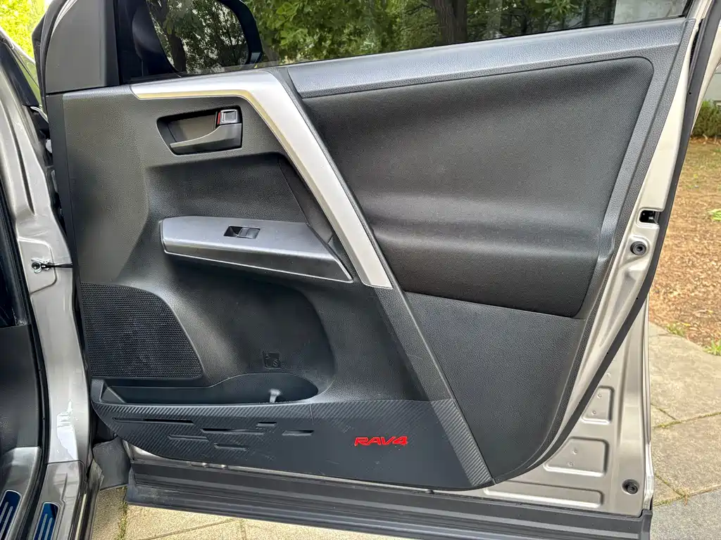 Toyota RAV4 2019 — фото 18